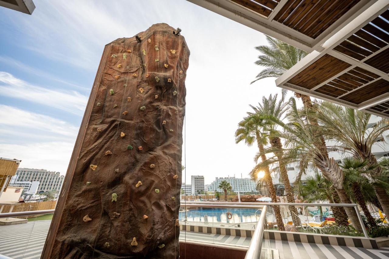 Vert Hotel Eilat By Afi Hotels Exterior foto The rock climbing wall at the Atlantis Paradise Island