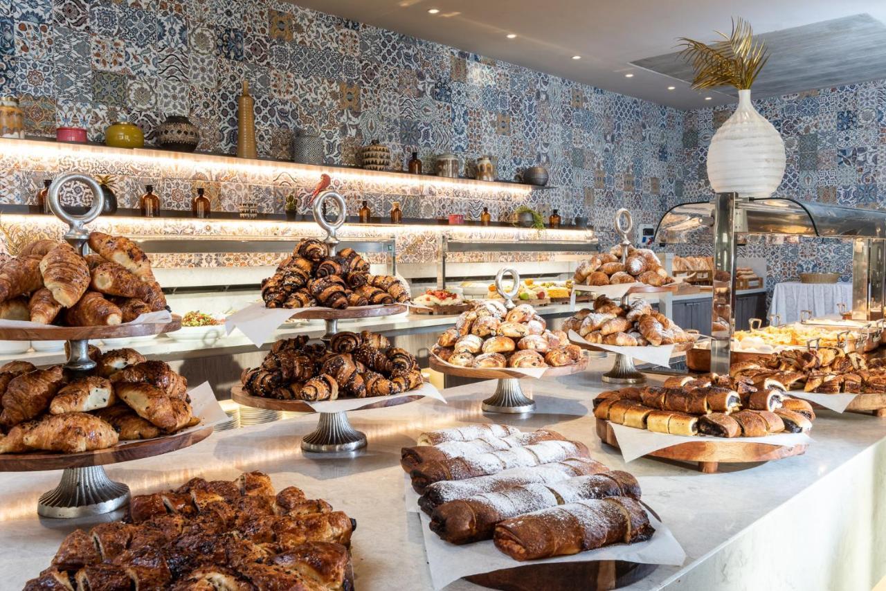 Vert Hotel Eilat By Afi Hotels Exterior foto A selection of pastries at a buffet
