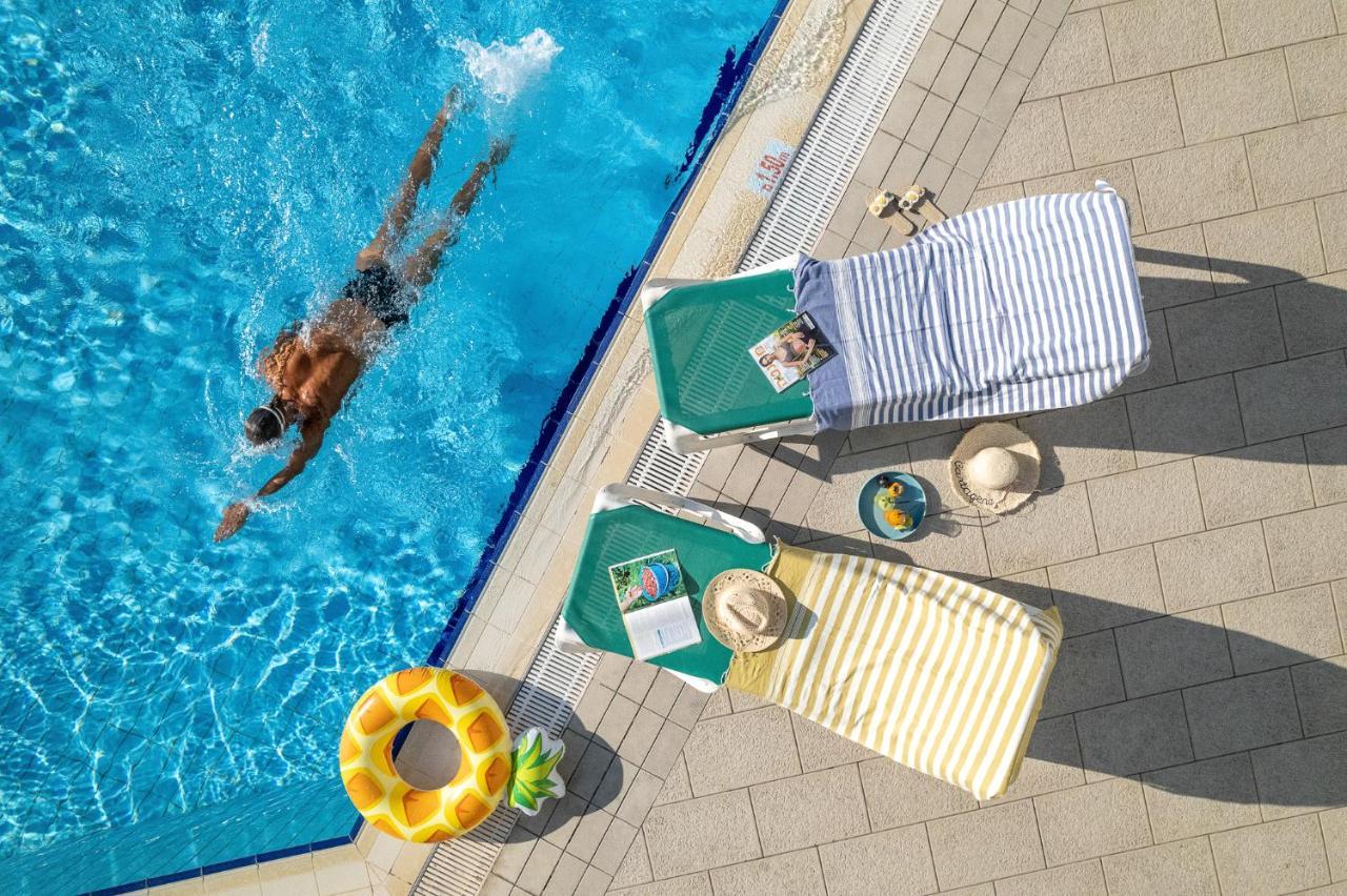 Vert Hotel Eilat By Afi Hotels Exterior foto A poolside scene